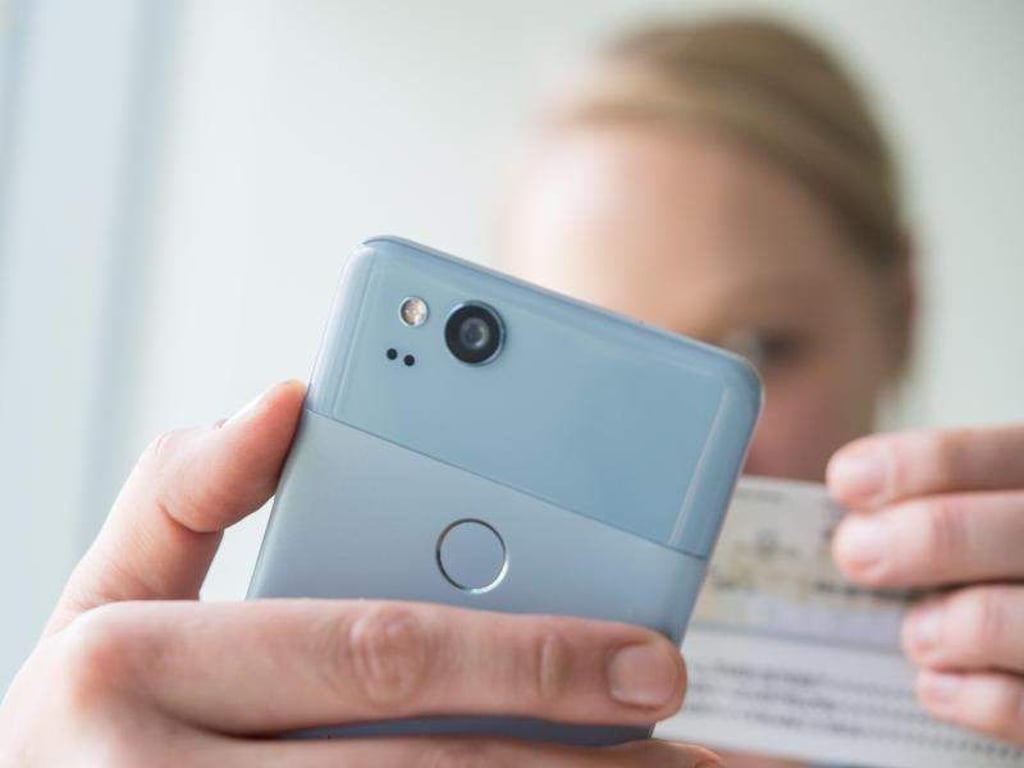 Das Video-Ident-Verfahren wird oft über eine Smartphone-App realisiert. Alternativ läuft die Prüfung der Identität an einem Rechner mit Webcam. Foto: Andrea Warnecke