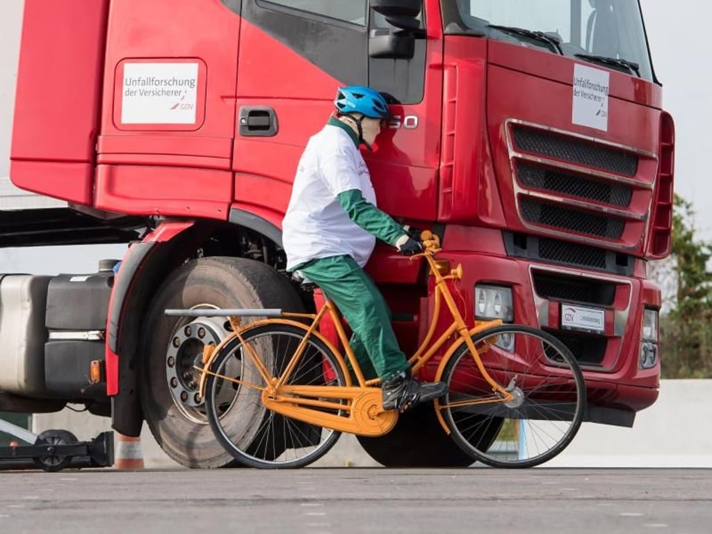Crash-Test mit Radfahrer-Dummy: Unfälle mit schweren Lkw haben oft dramatische Folgen. Foto: Guido Kirchner