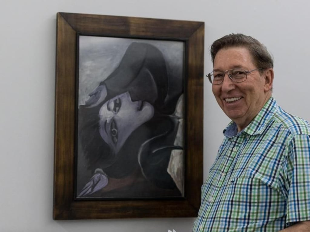 Stiftungsvorstand Jürgen A. Messmer vor einem Picasso-Gemälde, das Dora Maar zeigt. Foto: Patrick Seeger
