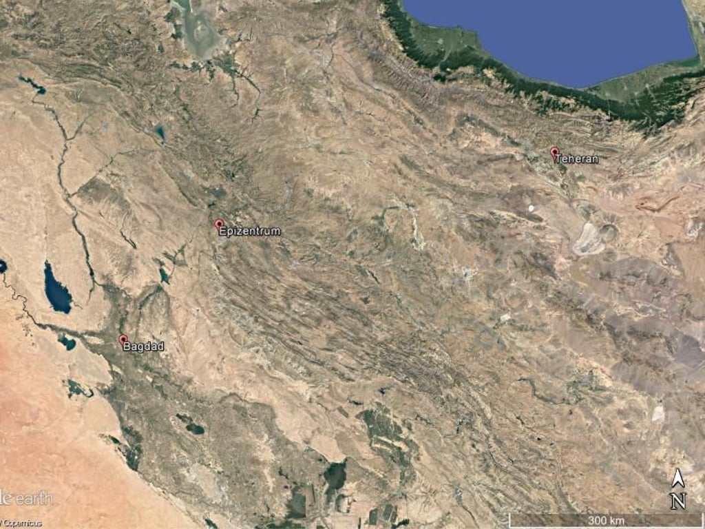 Die Google-Earth-Satellitenaufnahme zeigt die beiden Städte Bagdad (Irak) und Teheran (Iran) sowie das Epizentrum des Erdbebens, vermutlich in der iranischen Provinz Kermanschah. Foto: Google/dpa