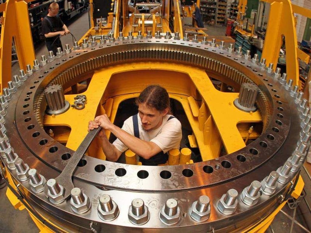 Monteur Günther Wiko zieht die Muttern eines Eisenbahndrehkrans an. Foto: Jan Woitas/Archiv