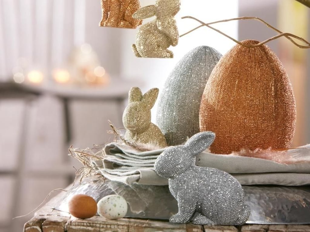 Auffallend viele Dekorationen für Ostern sind derzeit in Metallfarben gehalten wie diese Hasen und Eier von Ernsting's Family. Foto: Ernsting's Family