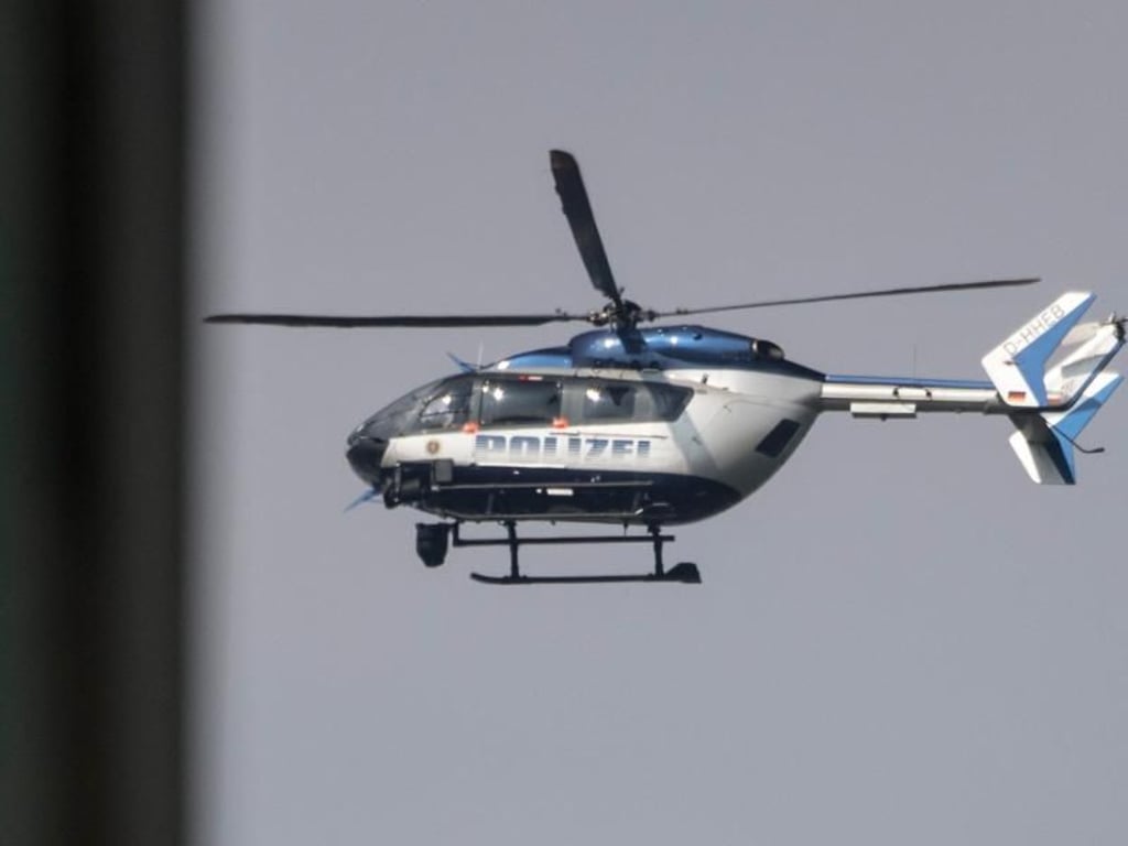 Ein Polizeihubschrauber mit Wärmebildkamera kreist über der «roten Zone». Foto: Boris Roessler