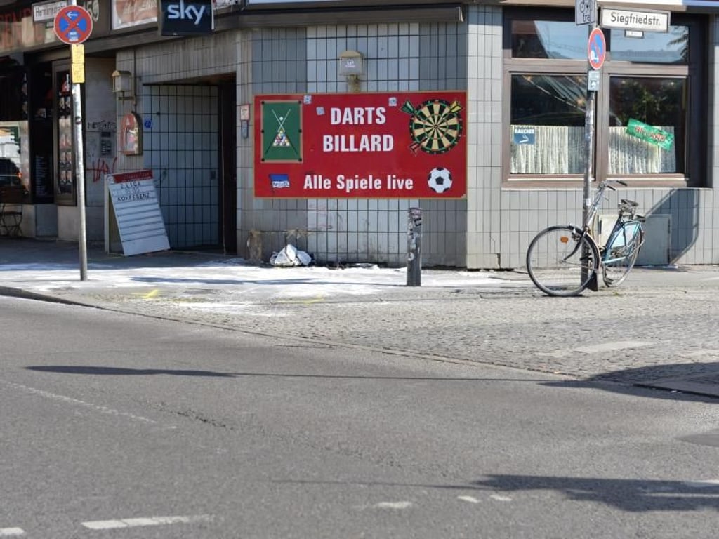 An dieser Stelle in Berlin-Neukölln war in der Nacht ein Pkw in eine Menschengruppe gefahren. Foto: Paul Zinken