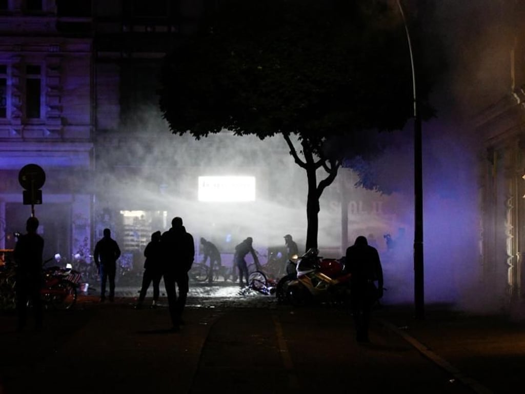Randalierer ziehen in Hamburg im Schanzenviertel durch die Straßen. Foto: Axel Heimken