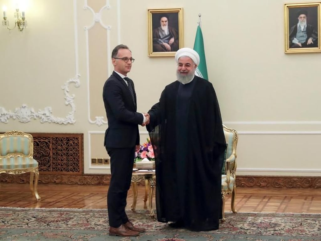 Irans Präsident Hassan Ruhani begrüßt Deutschlands Außenminister Heiko Maas in Teheran. Foto: Ebrahim Seydi/Iranian Presidency