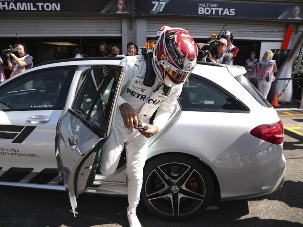 Mercedes-Pilot Lewis Hamilton steigt nach seinem Unfall aus seinem Teamwagen. Foto: Francisco Seco/AP