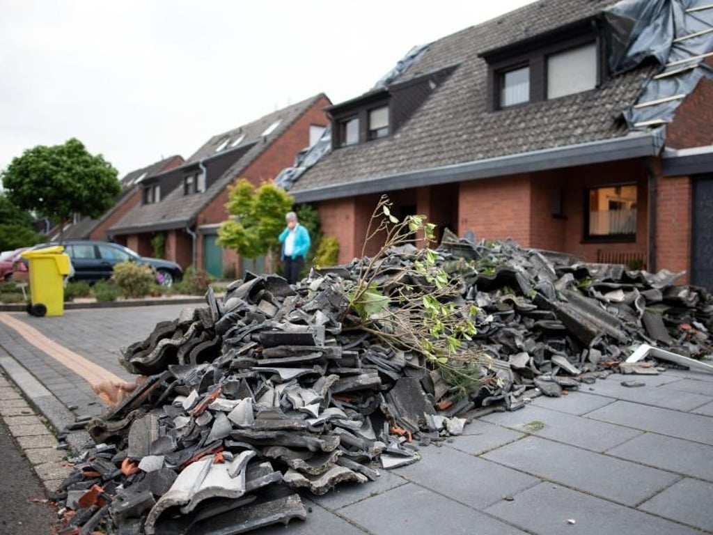 Der Tornado fegte über mehrere Ortschaften und deckte etwa 40 bis 50 Häuser ab. Foto: Marius Becker