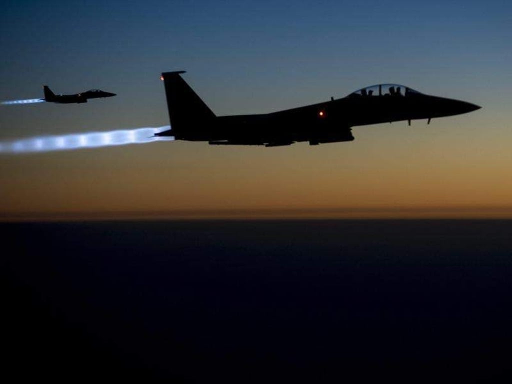Bei Luftangriffen in Syrien ist nach US-Angaben ein mutmaßlicher IS-Anführer, Charaffe al-Muadan, getötet worden. Er soll mit den Anschlägen von Paris direkt in Verbindung gestanden haben. Foto: Us Air Force/Matthew Bruch/Archiv/Symbolbild