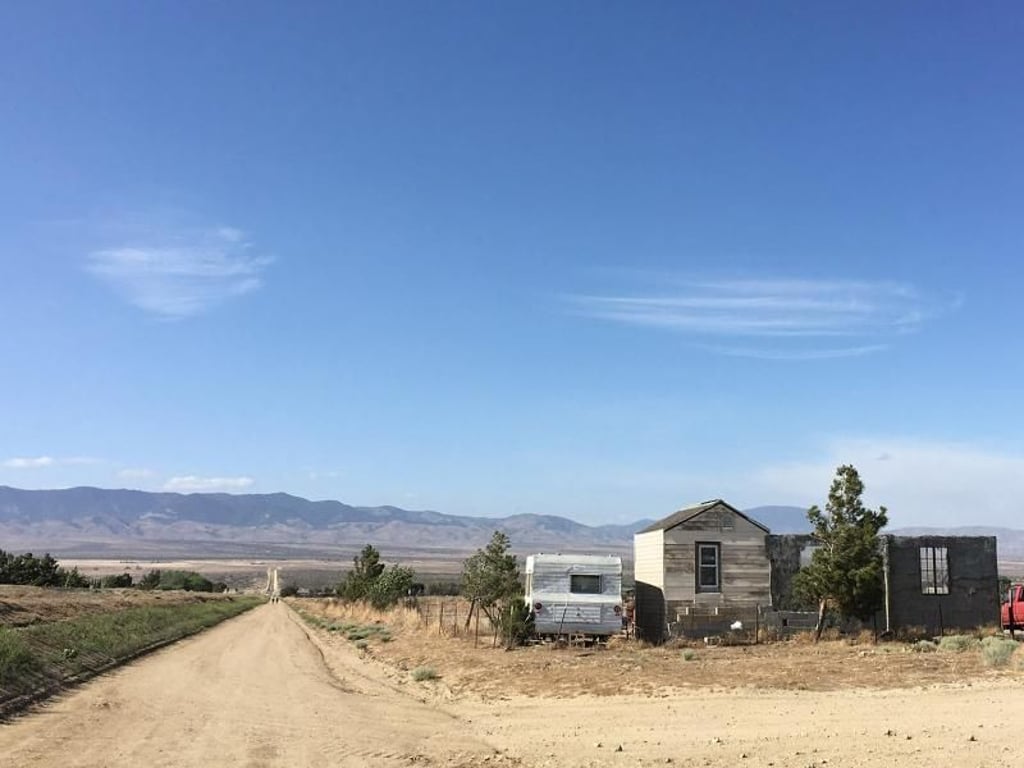Kaum Zivilisation: In der Mojave-Wüste macht den Wanderern vor allem die Hitze zu schaffen. Foto: Ute Wessels