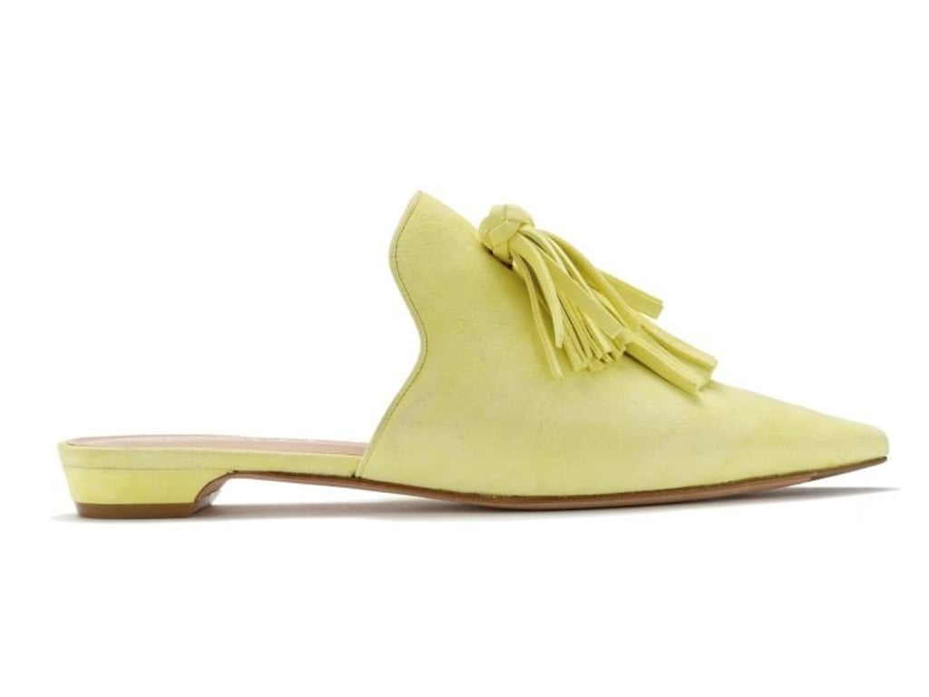 Der Sabot soll der Trendschuh für diesen Sommer werden - ein Schuh, der vorne geschlossen und an der Ferse offen ist. Unützer bringt ein Modell in der ebenfalls angesagten Farbe Gelb auf den Markt (ca. 400 Euro). Foto: Unützer