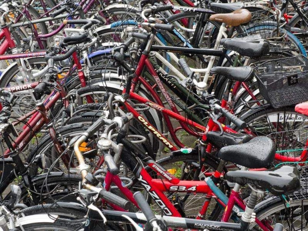 Viele Fahrräder stehen dicht an dicht an einem Abstellplatz. Foto: Peter Kneffel/Archiv