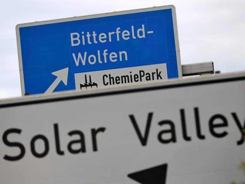 Das Schild «Solar Valley» ist an der Autobahn zu sehen. Foto: Jan Woitas/Archivbild