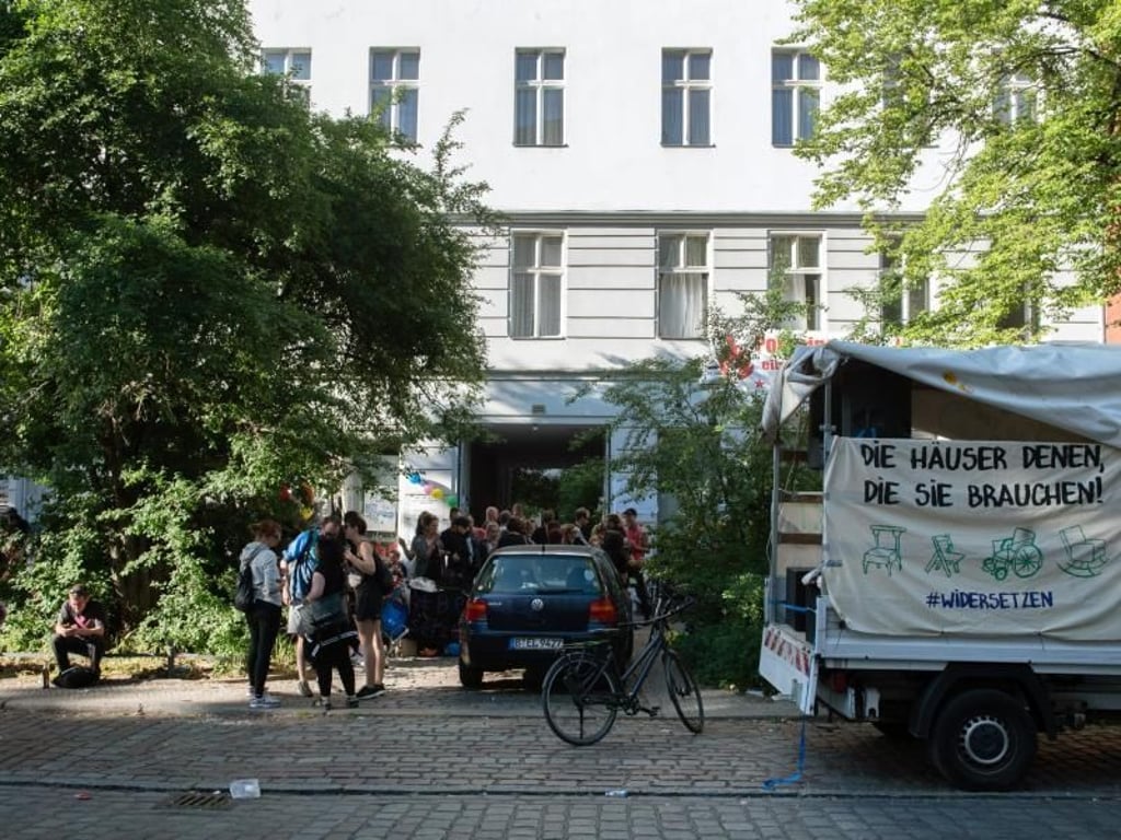 Haus an der Reichenberger Straße in Kreuzberg. Es gehört zu mehreren Objekten, die von einem Bündnis besetzt worden sind. Foto: Paul Zinken