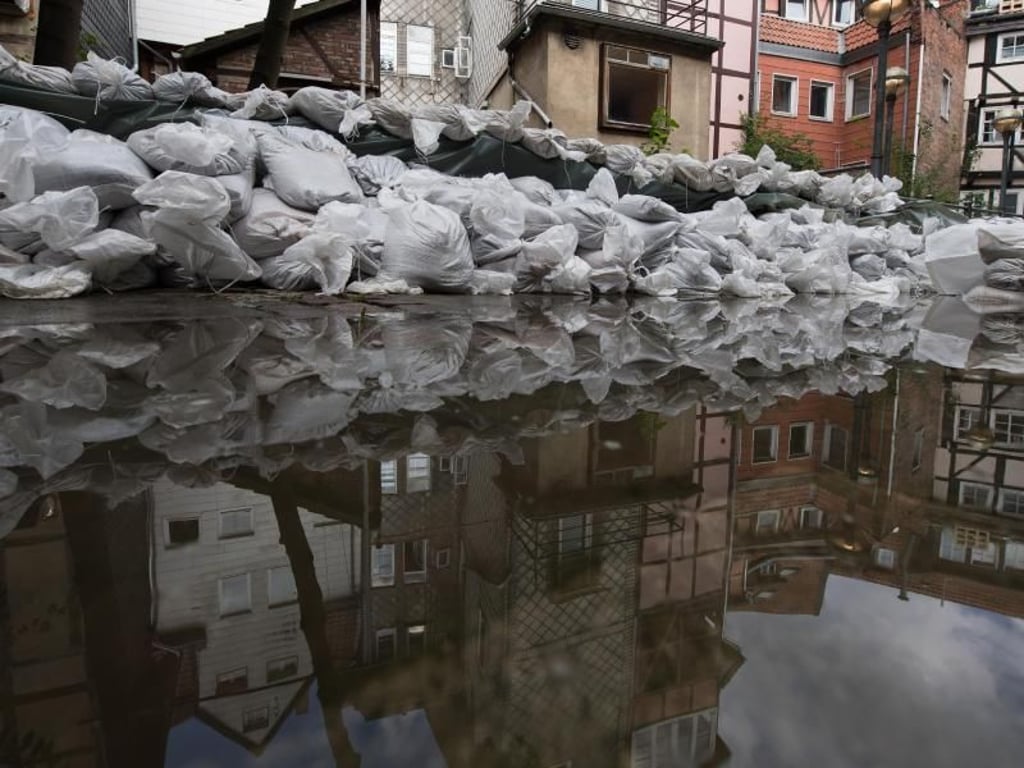Sandsäcke liegen in Wolfenbüttel an der Oker. Foto: Swen Pförtner