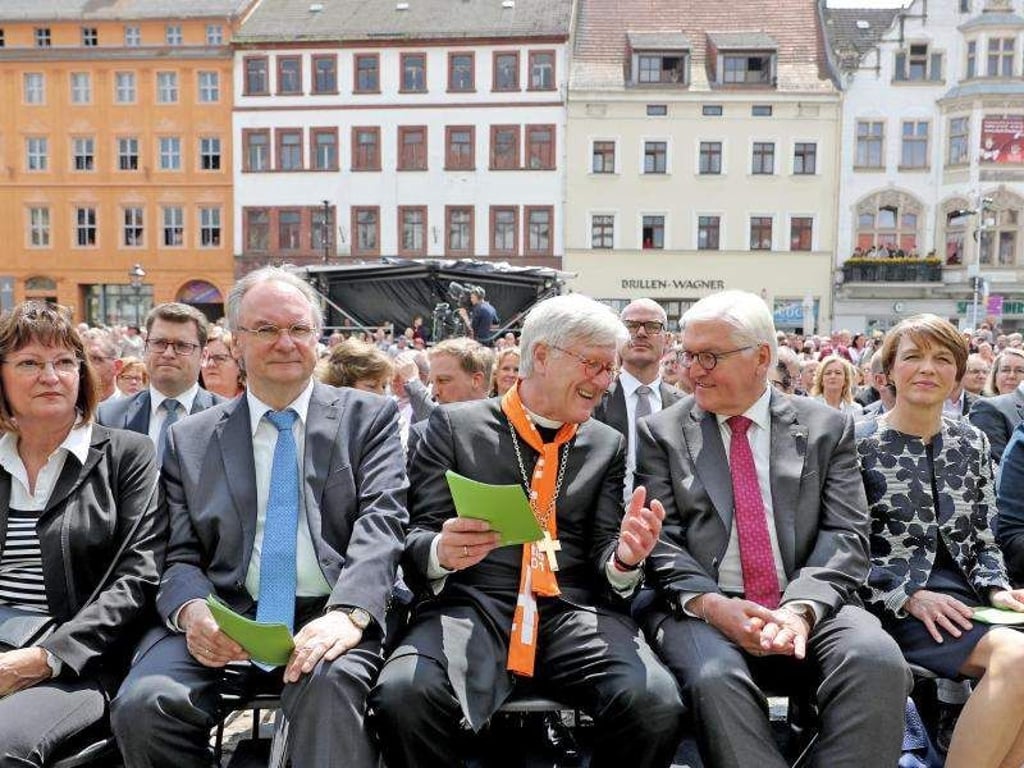 Sachsen-Anhalts Ministerpräsident Reiner Haseloff mit Frau Gabriele (l-r), der EKD-Vorsitzende Heinrich Bedford-Strohm sowie Bundespräsident Frank-Walter Steinmeier mit seiner Frau Elke Büdenbender bei der Eröffnung der Weltausstellung Reformation. Foto: Jan Woitas
