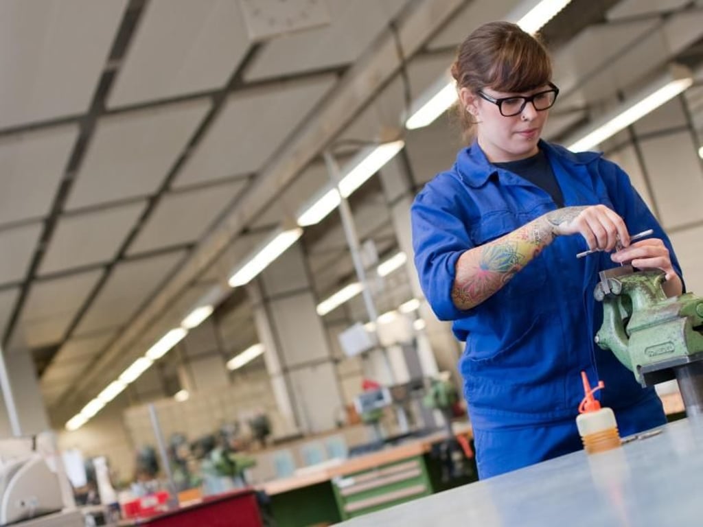 Die angehende Industriemechanikerin Anastasia Duckert dreht an einem Schraubstock ein Gewinde in ein Bauteil. Foto: Klaus-Dietmar Gabbert