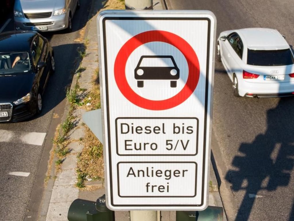 Ein erster von vielen kleinen Schritten: Fahrverbotsschild für Diesel-Fahrzeuge bis Euro5 in Hamburg. Foto: Daniel Bockwoldt