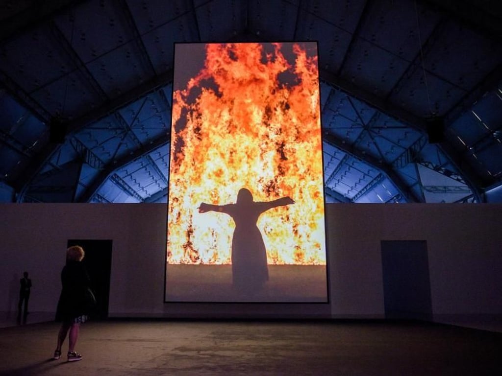 Feuer ist eines der zentralen Elemente in der Arbeit von Bill Viola. Foto: Axel Heimken