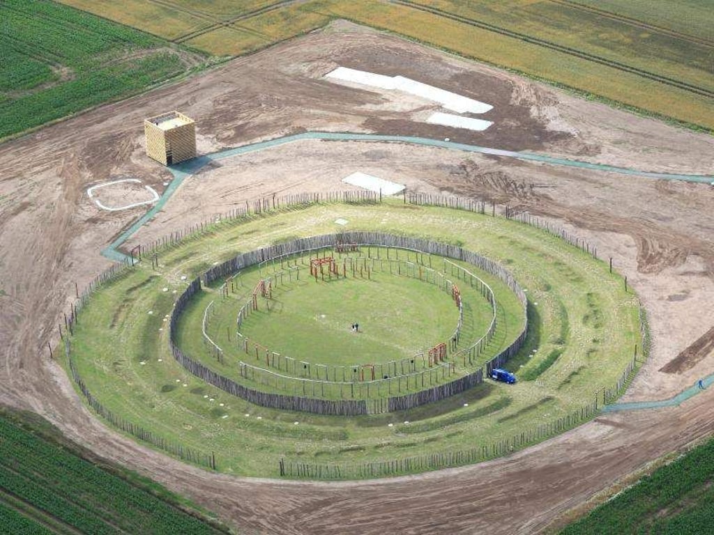 Die Rekonstruktion der steinzeitlichen Kreisgrabenanlage «Ringheiligtum». Foto: Jens Wolf/Archiv