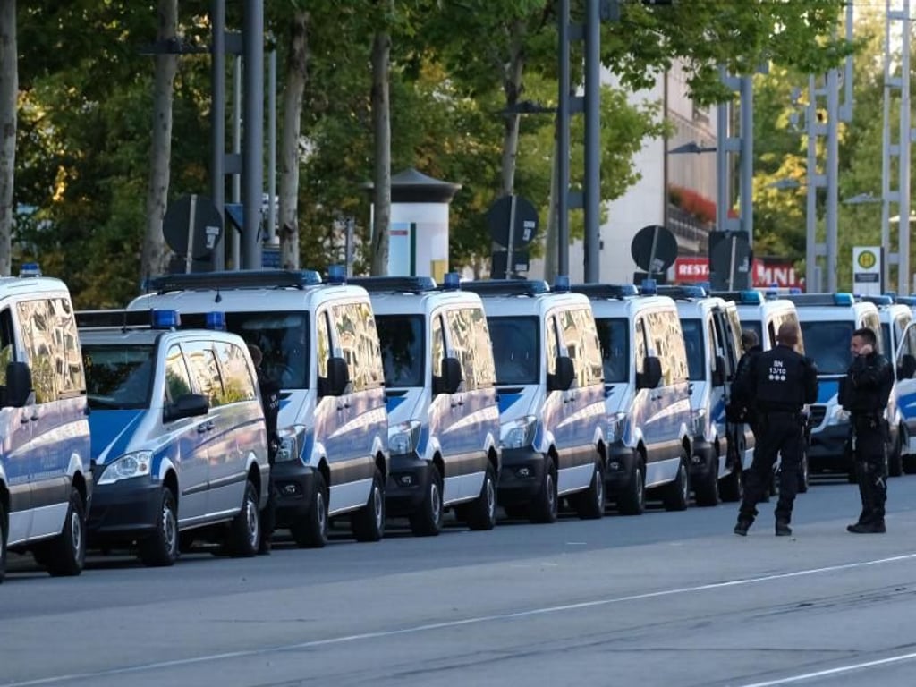 Polizeifahrzeuge in der Chemnitzer Innenstadt. Foto: Sebastian Willnow