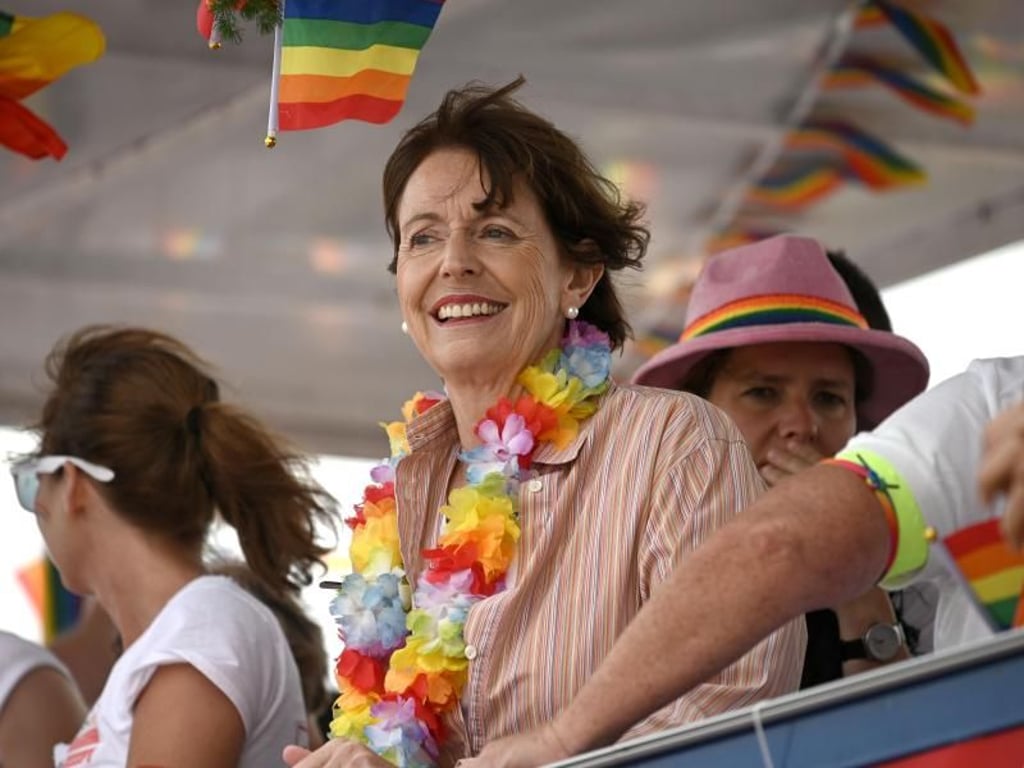 Kölns Oberbürgermeisterin Henriette Reker fährt bei der CSD-Parade auf einem Wagen mit. Foto: Henning Kaiser
