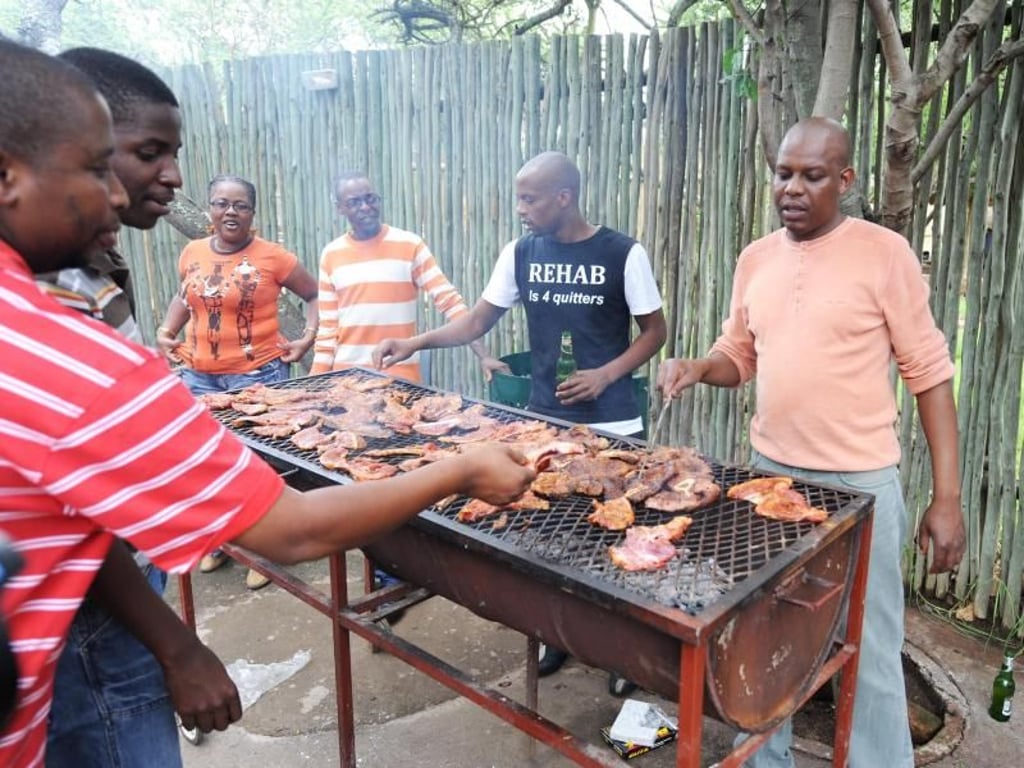 Am ersten Weihnachtstag zieht es viele Südafrikaner zu den «Braais» genannten Grillfesten an den Strand. Foto: Bernd Weißbrod