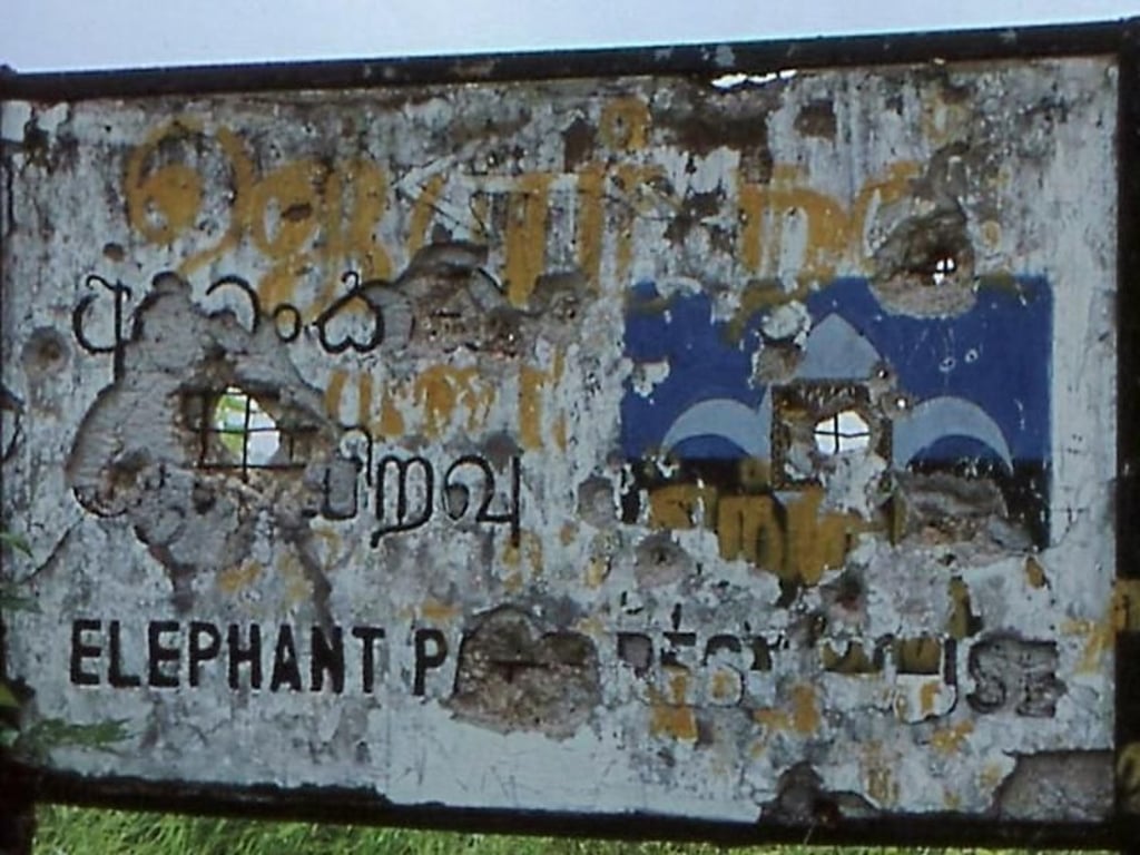 So sah es aus, das Schild am Elephant Pass zu Kriegszeiten - von Einschüssen durchlöchert. Foto: Dagmar Gehm