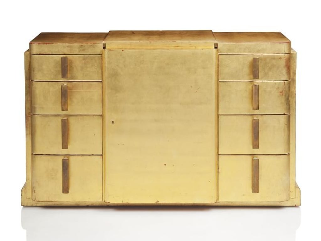Eine Goldlackkommode des Designers Jean Dunand aus dem Jahr 1926 gehört zu den Objekten, die das Auktionshaus Christie's versteigert hat. Foto: Auktionshaus Christie's