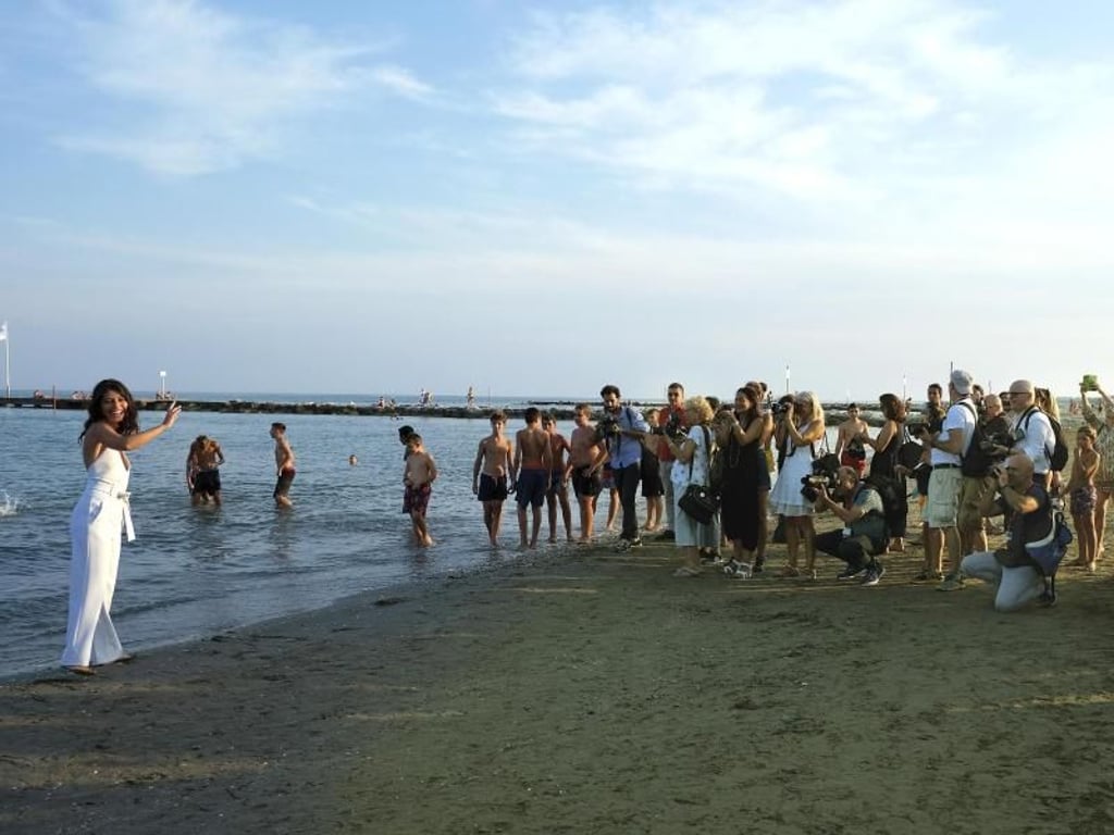 Die einen schwimmen, andere posieren: die italienische Schauspielerin Alessandra Mastronardi, die Patin der Filmfestspiele von Venedig ist. Foto: Claudio Onorati/ANSA