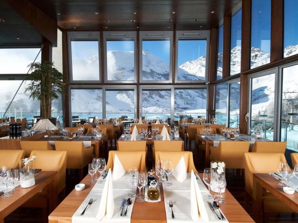 Edel speisen mit Ausblick: In der Skilounge in Serfaus gibt es mehr als Schnitzel und Pommes. Foto: www.foto-mueller.com/Serfauss-Fiss-Ladis Tirol/dpa-tmn