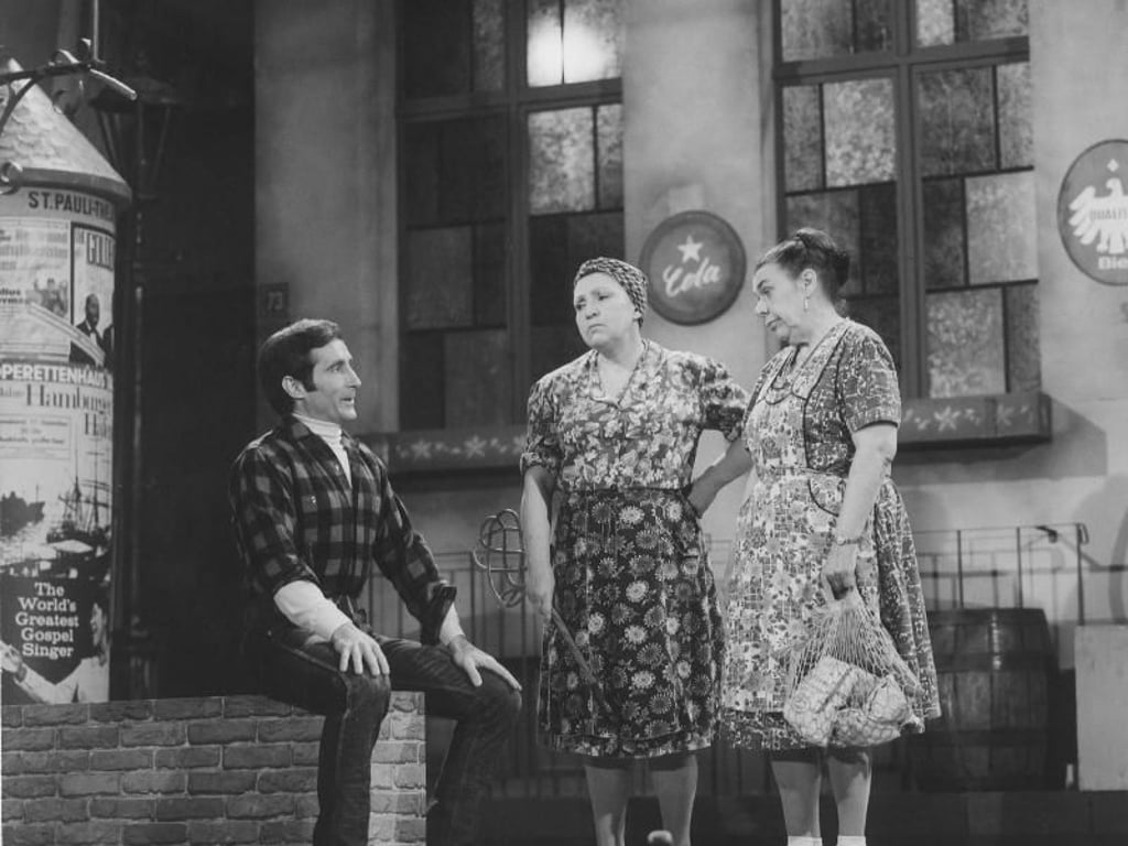 «Der Junge von St. Pauli» (1970) mit Freddy Quinn, Christa Siems (M) und Trude Possehl. Foto: St. Pauli Theater