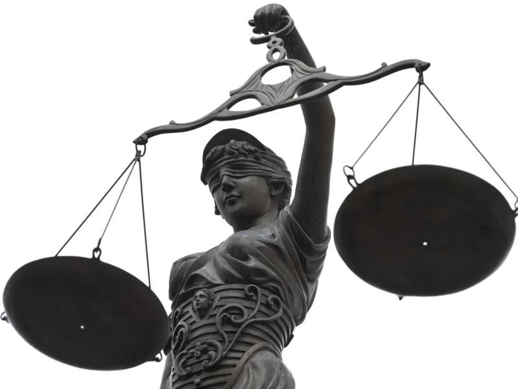 Eine Statue der Justitia mit einer Waage in ihrer Hand. Foto: D.- W. Ebener/Archiv