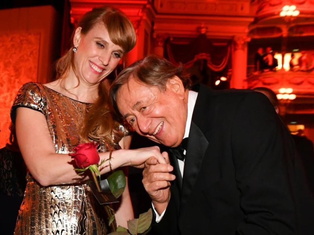 Küss die Hand: Richard Lugner und seine Begleiterin Larissa Kern. Foto: Jens Kalaene