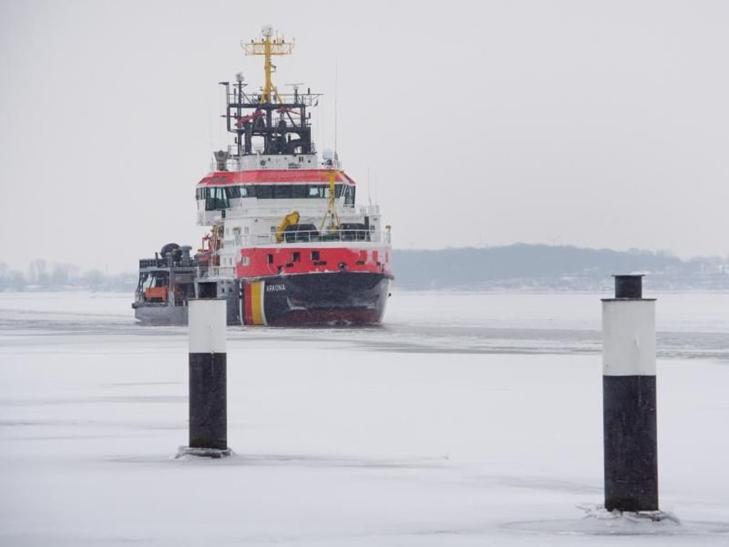 Der Eisbrecher «Arkona» des Wasserstraßen- und Schifffahrtsamt Stralsund des Bundes fährt durch das Fahrwasser im Strelasund in den Hafen. Foto: Stefan Sauer