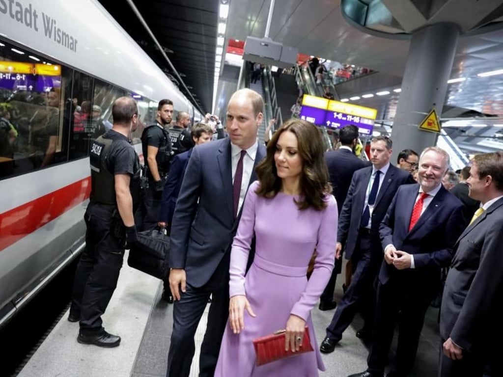 William und Kate auf dem Weg zu ihrem Abteil in Wagen 1. Foto: Kay Nietfeld