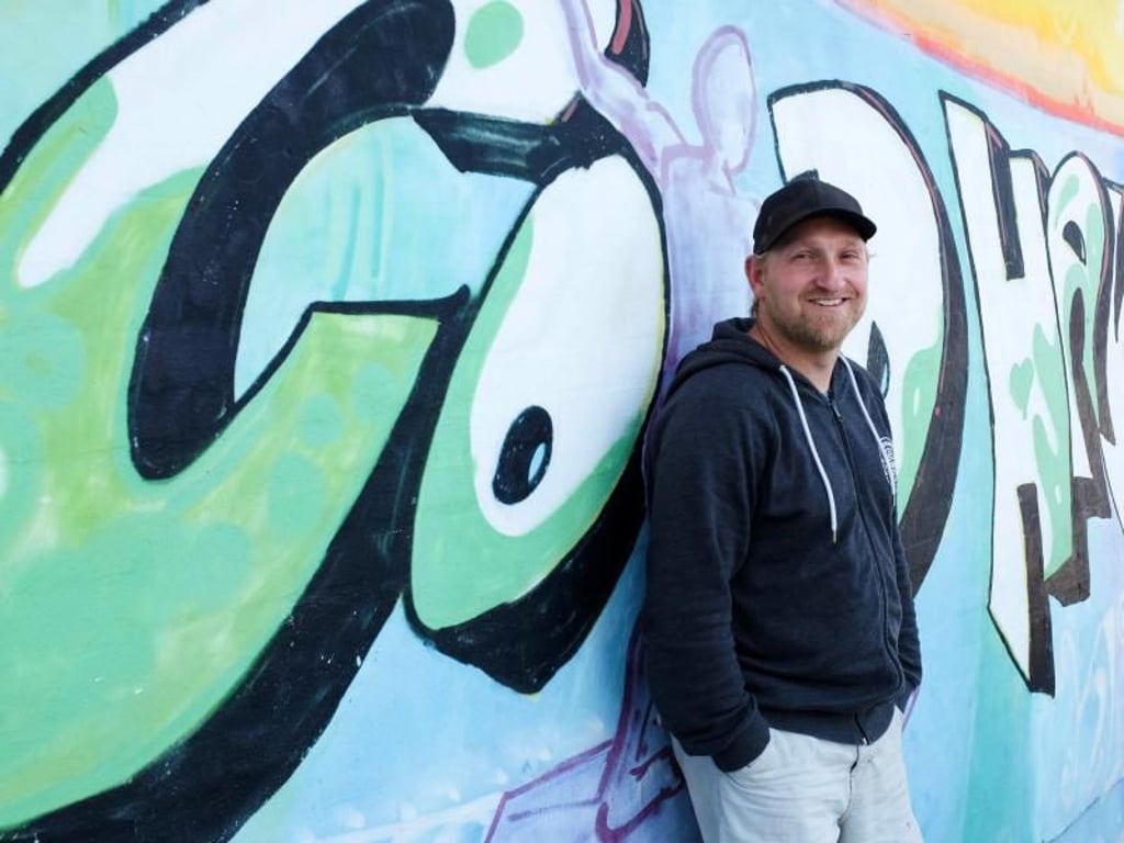 Rasmus Fejerskav ist Besitzer der Surfschule Westwind. Foto: Inga Kjer