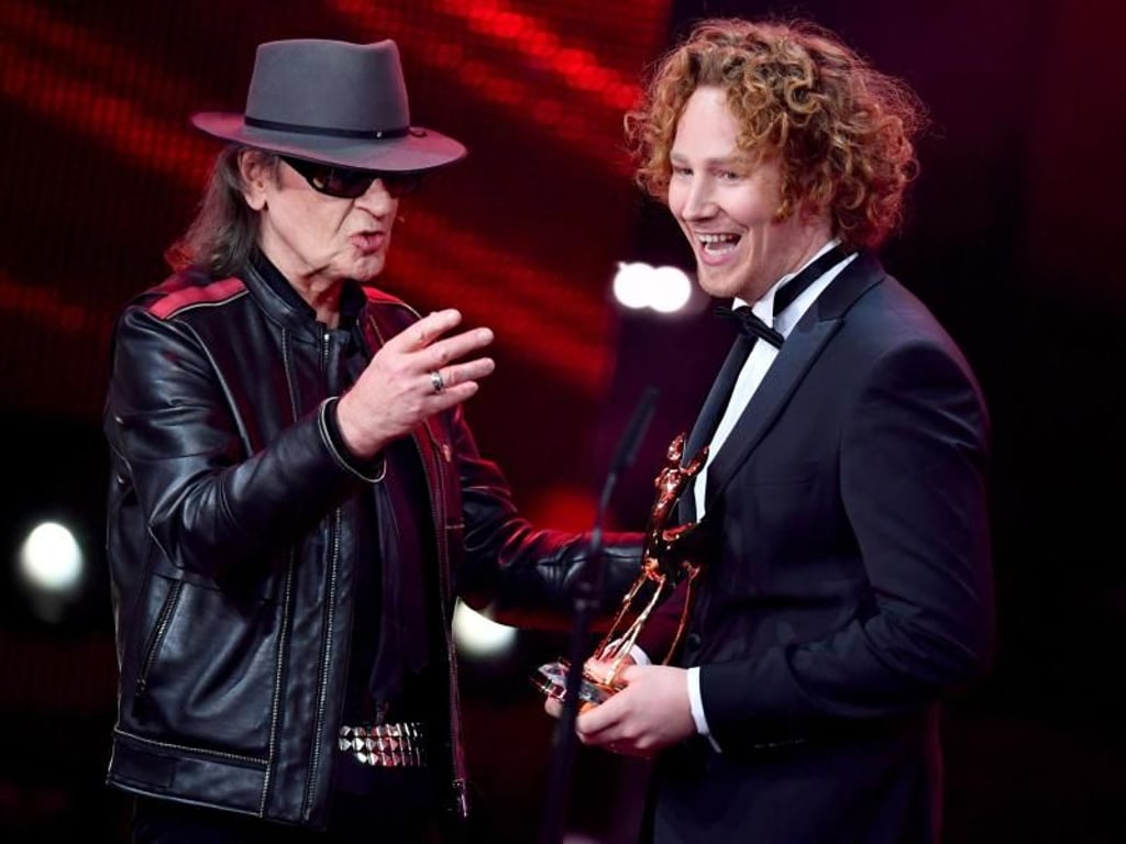 Udo Lindenberg überreicht Michael Schulte den Publikums-Bambi. Foto: Soeren Stache