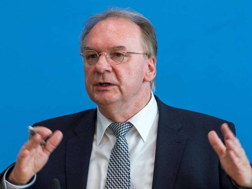 Reiner Haseloff (CDU) gestikuliert. Foto: Jens Büttner/Archiv