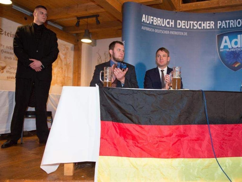 Die früheren AfD-Politiker Przybylla (M.) und Poggenburg (r.) sitzen nebeneinander. Foto: Sebastian Kahnert