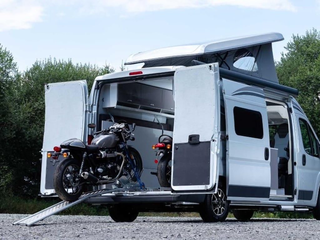 Maschinenhalle auf Rädern: Bis zu zwei Motorräder kann der flexible Campingtransporter Citroën Jumper Biker Solution mitnehmen. Foto: Maik Grabosch