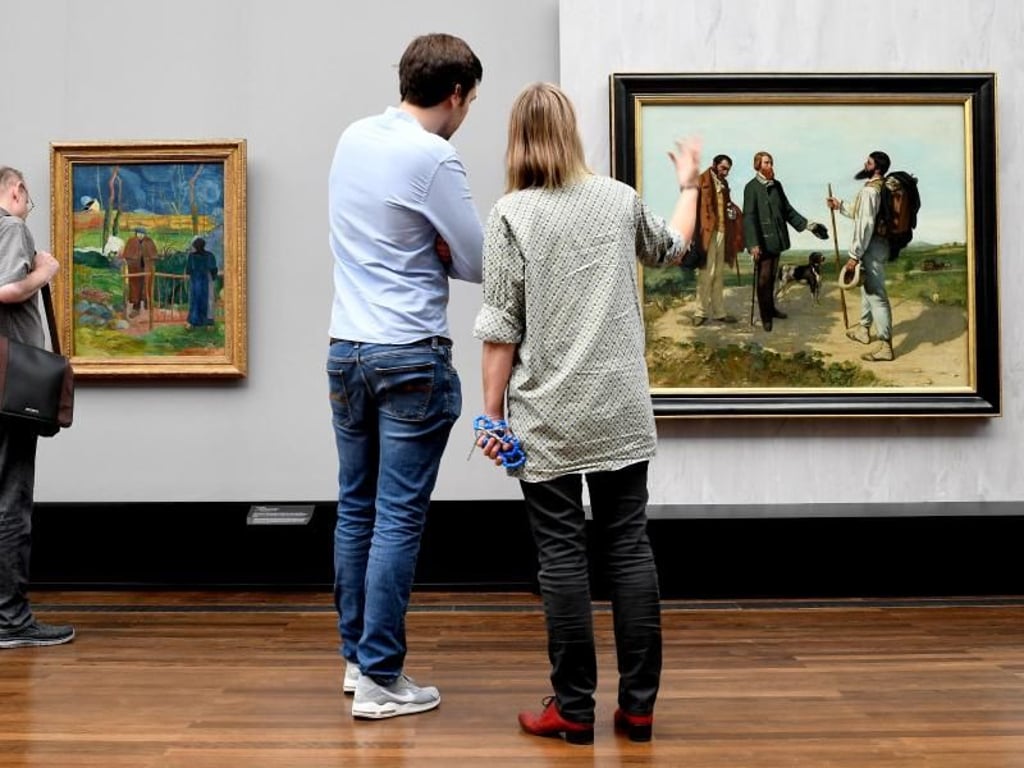 Die Gemälde "Bonjour Monsieur Gauguin (l)" von Paul Gauguin und "Bonjour Monsieur Coubert" von Gustave Coubert in der Alten Nationalgalerie. Foto: Britta Pedersen