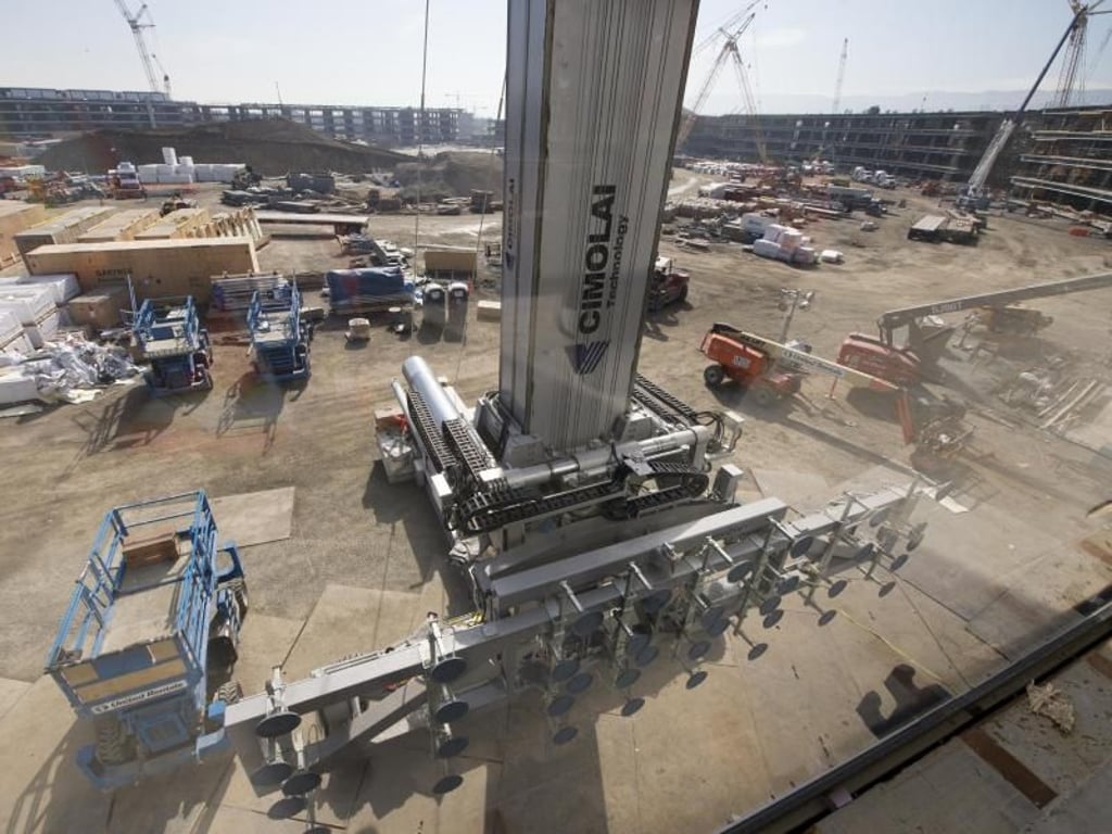 Die Montage der Glasscheiben auf der Baustelle in Cupertino erfordert Spezialmaschinen. Foto: John G. Mabanglo