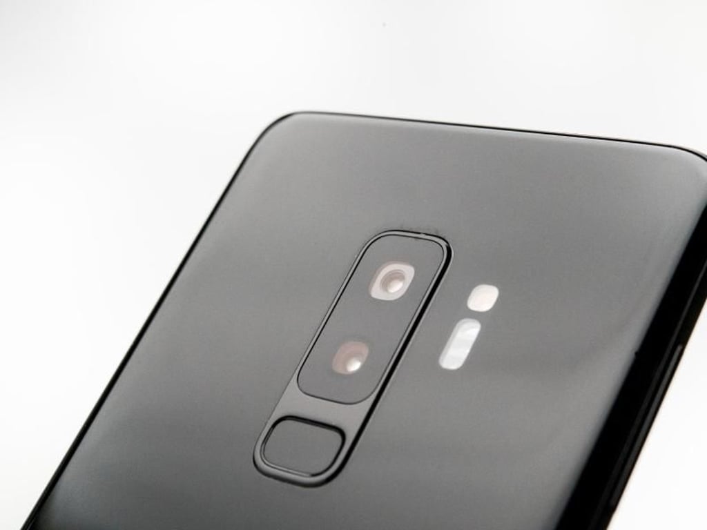 90 Grad machen einen großen Unterschied: Beim Galaxy S9+ hat Samsung die Doppelkamera um eine Vierteldrehung versetzt, nun sitzt der Fingerabdrucksensor unterhalb der Linsen. Foto: Franziska Gabbert