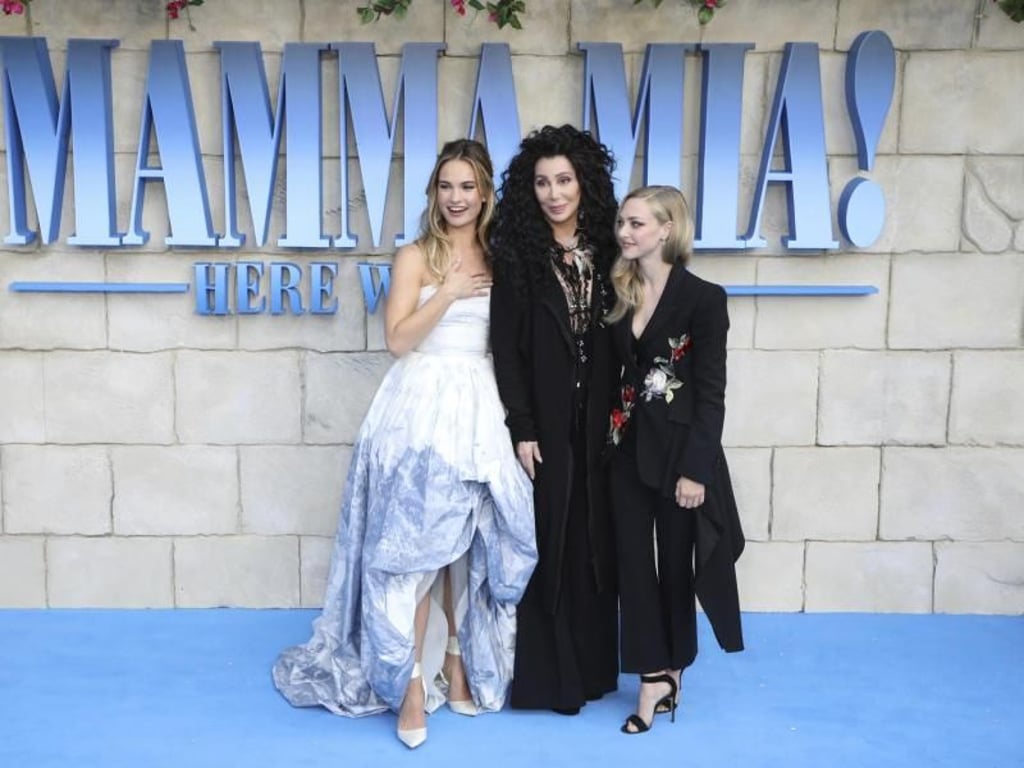 In «Mamma Mia 2» steht Amanda Seyfried (r) im Mittelpunkt. Neu dabei sind Cher (M) und Lily James. Foto: Vianney Le Caer/Invision/AP