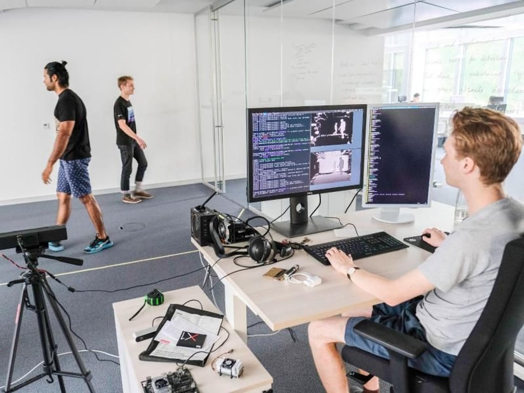 Schulung am lebenden Objekt: Das typische Bewegungsmuster von Fußgängern wird Computern im Data Lab von VW in München beigebracht. Foto: Volkswagen AG
