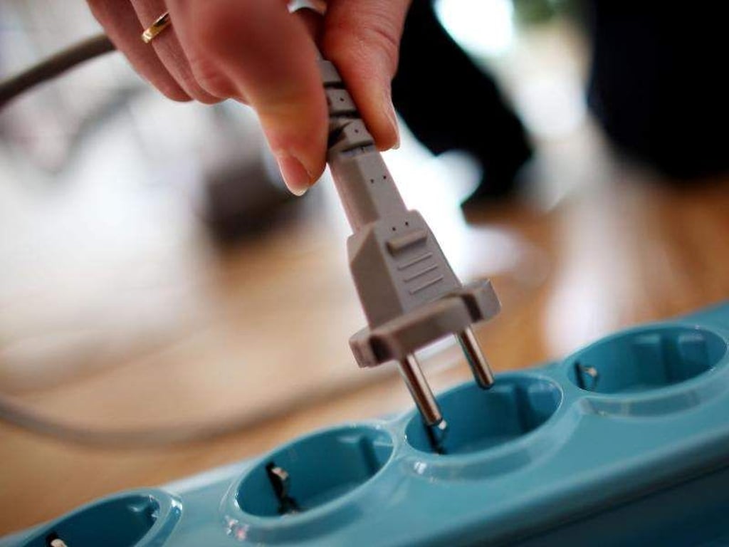 Bevor es in den Urlaub geht, sollten alle nicht benötigten Stecker gezogen werden. Foto: Oliver Berg