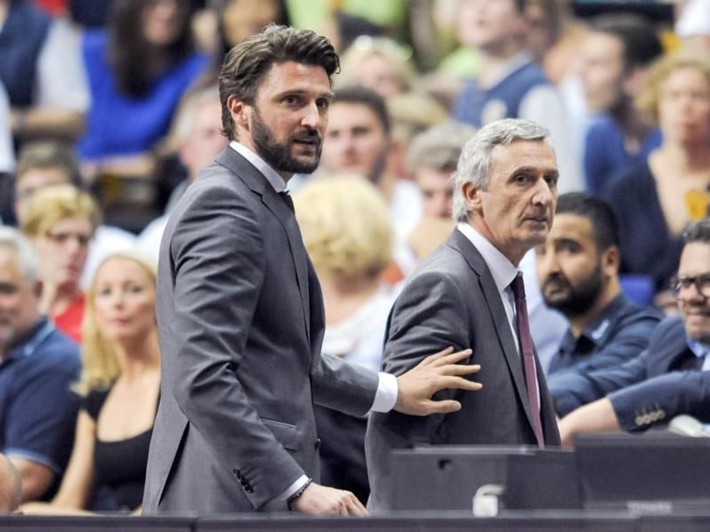 Sieht Dennis Schröder nicht als Leader: Bayern-Geschäftsführer Marko Pesic (l). Foto: Annegret Hilse