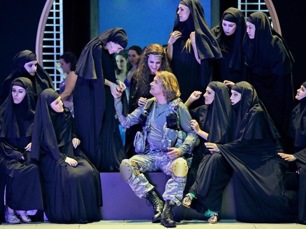 Klaus Florian Vogt (m.) als Parsifal in der Bayreuther Neuinszenierung. Foto: Bayreuther Festspiele/Enrico Nawrath