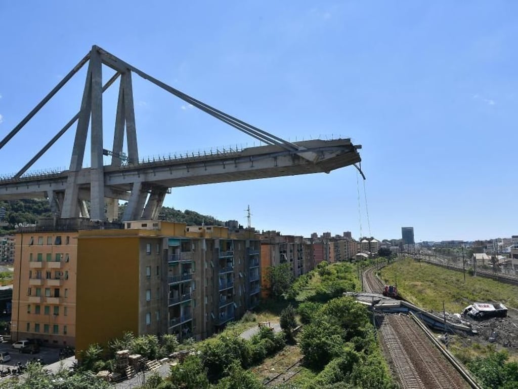 Auf einmal war da nichts mehr - nach der Brückenkatastrophe herrscht in Genua Fassungslosigkeit und wachsende Wut. Foto: Luca Zennaro/ANSA
